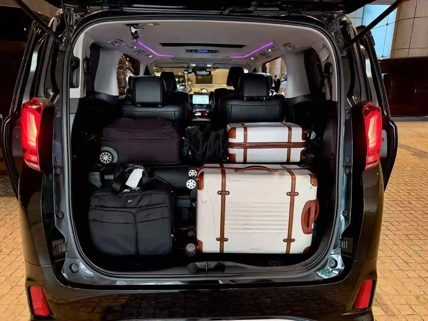 Toyota Alphard・Vellfireの荷室にスーツケースを積載した実例